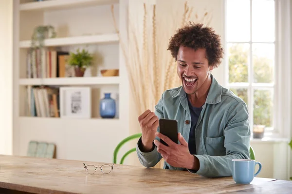 Fira Man Med Kreditkort Hemma Använda Mobiltelefon För Att Granska — Stockfoto