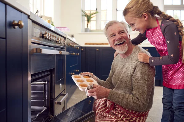 Avô Neta Tomar Recém Cozido Cupcakes Fora Forno Cozinha Casa — Fotografia de Stock