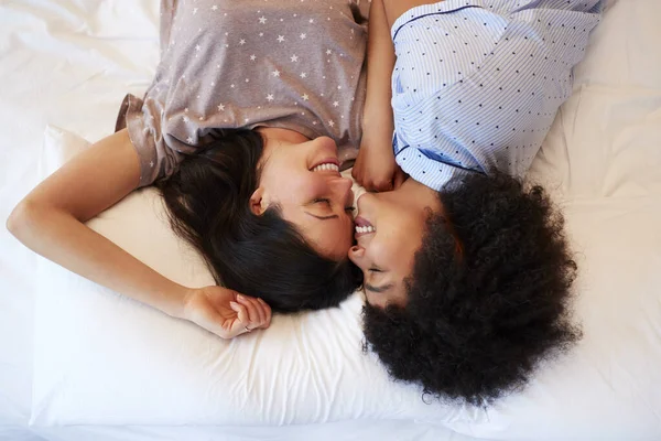 Evde Yatağında Pijama Giyen Aynı Cinsiyetten Bir Çiftin Portresi — Stok fotoğraf