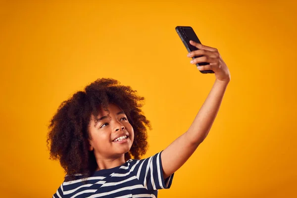Estudio Retrato Joven Posando Para Selfie Teléfono Móvil Contra Fondo —  Fotos de Stock