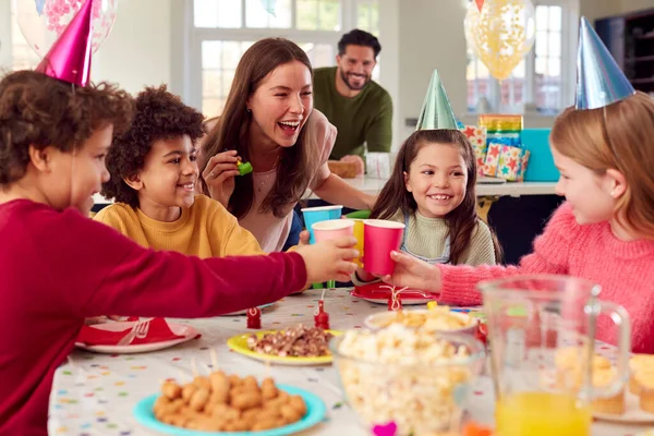 Meisje Met Ouders Vrienden Thuis Vieren Verjaardag Met Feest — Stockfoto