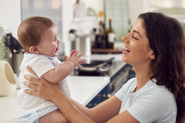Liefdevolle Moeder Zorg Voor Baby Zoon Thuis Keuken Samen — Stockfoto