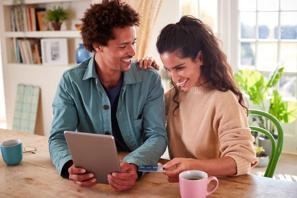 Paar Mit Kreditkarte Hause Verwendung Digitaler Tablette Zur Überprüfung Der — Stockfoto