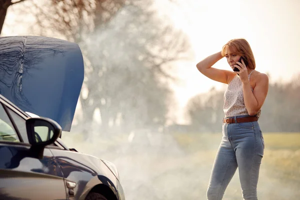 Femme Avec Voiture Cassée Sur Route Campagne Appelant Aide Sur — Photo