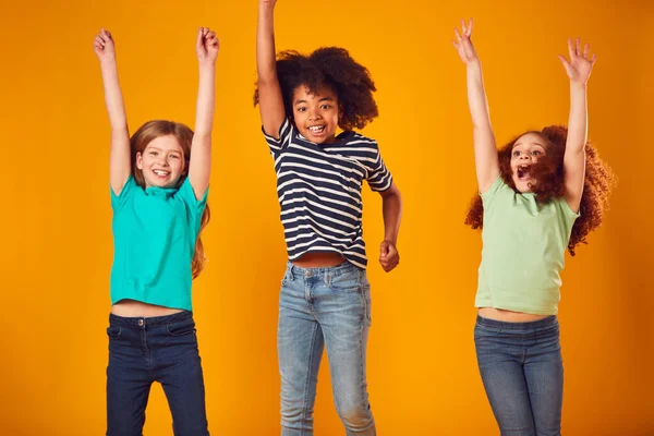 Studio Girato Energici Bambini Che Saltano Aria Con Braccia Tese — Foto Stock