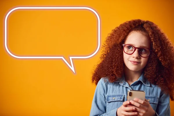 Retrato Estudio Muchacha Que Usa Teléfono Móvil Con Gráfico Burbuja —  Fotos de Stock