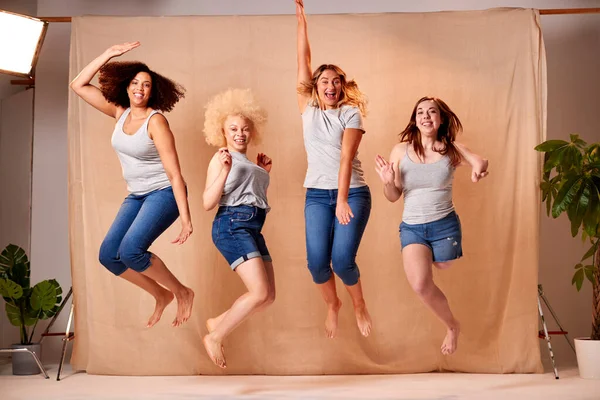 多様な身体の正のグループは プロテーゼの手足ジャンプで女性の友人1をカジュアルにドレスアップ — ストック写真