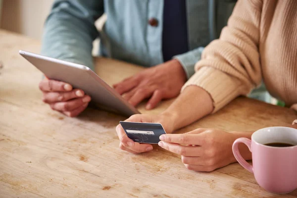 Koppel Met Credit Card Thuis Gebruik Digitale Tablet Financiën Voor — Stockfoto