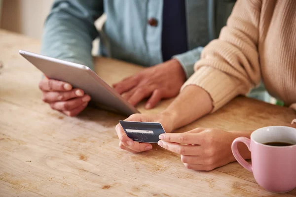 Casal Com Cartão Crédito Uso Doméstico Tablet Digital Para Rever — Fotografia de Stock