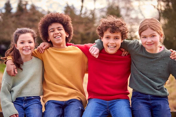 Portret Van Kinderen Hebben Plezier Spelen Buiten Met Armen Elkaar — Stockfoto