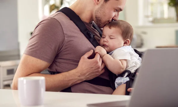 Transgender Padre Lavoro Casa Computer Portatile Cura Bambino Figlio Fionda — Foto Stock