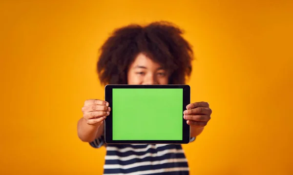 Студийный Портрет Мальчика Помощью Цифрового Планшета Зеленым Экраном Желтом Фоне — стоковое фото