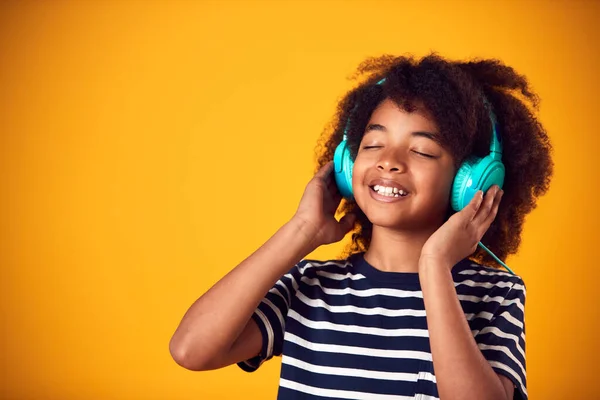 Estúdio Tiro Sorrir Menino Ouvindo Música Fones Ouvido Contra Fundo — Fotografia de Stock