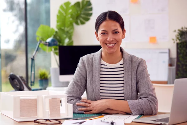 Porträtt Kvinnlig Arkitekt Office Sitter Vid Skrivbordet Med Modell Byggnad — Stockfoto