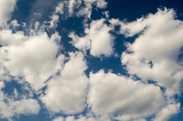 Achtergrond met blauwe lucht en wolken — Stockfoto