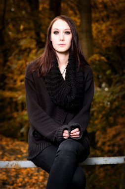 gizemli bir kadın ormandaki bir bankta oturan