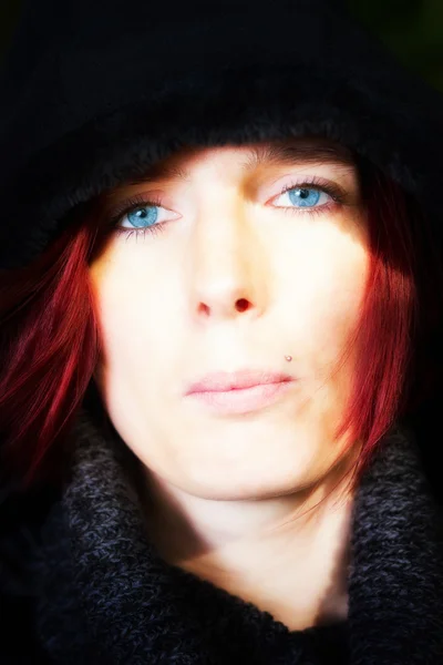Güzel, mavi gözlü bir kadın portresi — Stok fotoğraf