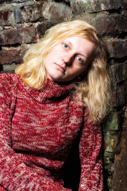 Genç sarışın bir kadın geceleri yaşamayı hayal