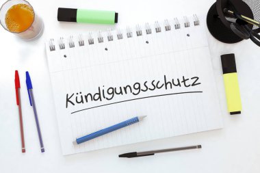 Kuendigungsschutz - kovulmaya karşı korunmak için Almanca kelime - masanın üzerindeki bir defterde el yazısı - 3d resimleme.