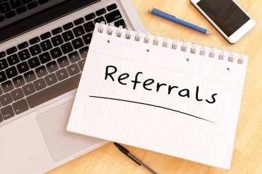 Referrals-bir masa üzerinde bir dizüstü el yazısı metin-3D render illüstrasyon.