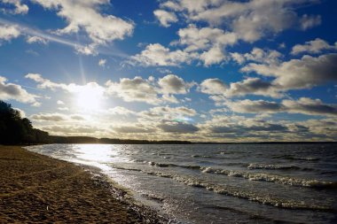    Mavi gökyüzü. Yükseklik. Beyaz bulutlar. Gölde rüzgarlı bir gün. Dalgalar açık ufuklar. Sonbahar. Kasım                            
