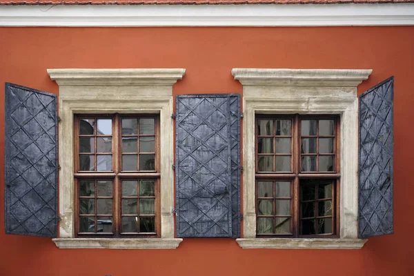 Janelas Prédio Antigo Com Persianas Metálicas Reflexão Óculos Contexto — Fotografia de Stock