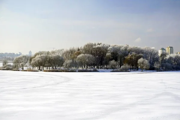 Entre Natal Ano Novo Dia Ensolarado Cidade Minsk Perto Reservatório — Fotografia de Stock