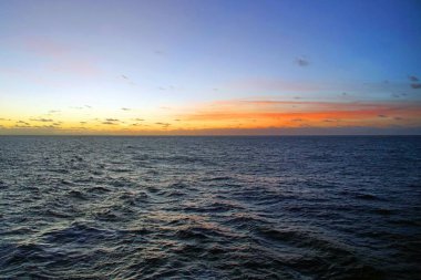 Okyanusun büyüsü. Atlantik üzerinde gün doğumu. Ufuk ve sonsuz uzay. Güzel manzara. Bulutlar                               