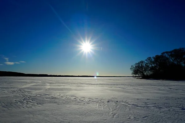 Margem Lago Inverno Dia Ensolarado Tiro Contra Sol Cegamente Brilhante — Fotografia de Stock