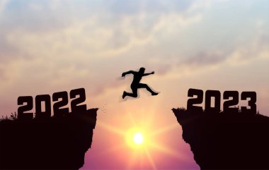 2022 ile 2023 yılları arasında genç bir siluet adam güneşin üzerinden ve tepedeki akşam gökyüzünün boşluğundan atlıyor. İş konsepti. Hoş geldiniz. Mutlu yıllar 2023. Vektör illüstrasyonu.