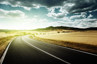 Toskana İtalya 'da asfalt yol