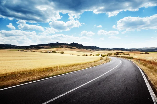 Estrada de asfalto na Toscana Italia — Fotografia de Stock