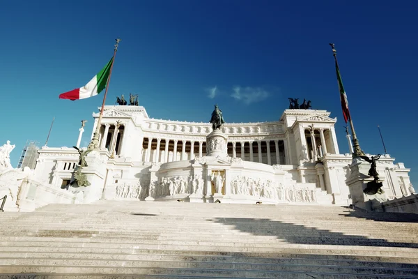 Equestrian monumentti Victor Emmanuel II lähellä Vittoriano in Rom — kuvapankkivalokuva