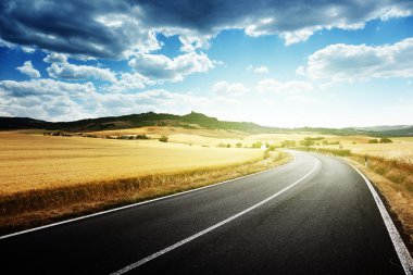 Toskana İtalya 'da asfalt yol