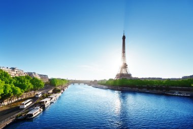 Paris 'te Eyfel Kulesi ile Seine