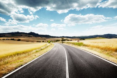 Toskana İtalya 'da asfalt yol