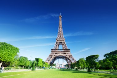 Güneşli bir sabah ve Eyfel Kulesi, Paris, Fransa
