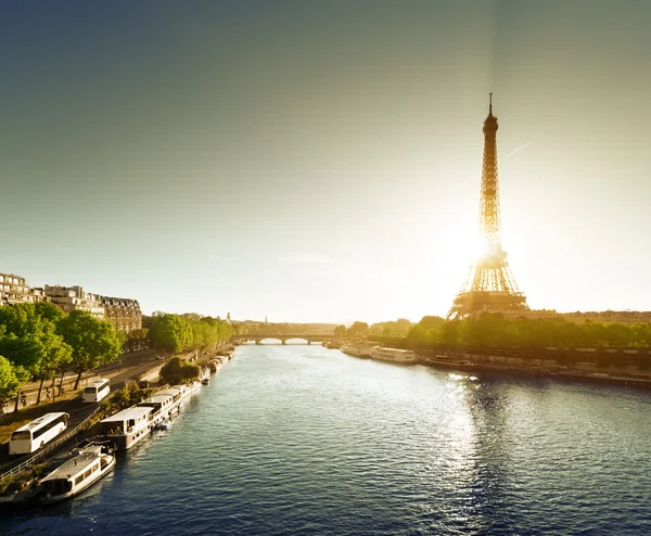 Sena en París con Torre Eiffel —  Fotos de Stock