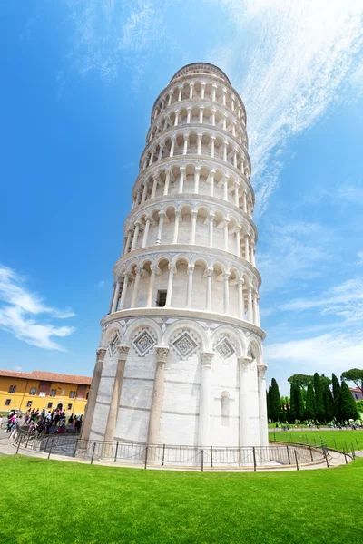 Наклоняющаяся башня, Пиза, Италия — стоковое фото