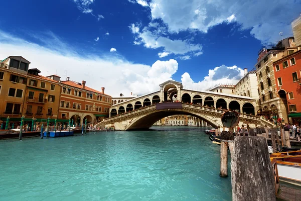 Puente de Rialto en Venecia, Italia — Foto de Stock