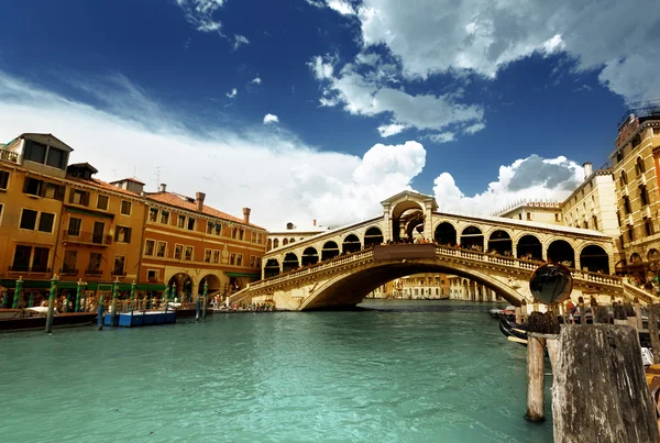 Puente de Rialto en Venecia, Italia — Foto de Stock