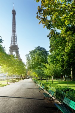 Güneşli bir sabah ve Eyfel Kulesi, Paris, Fransa