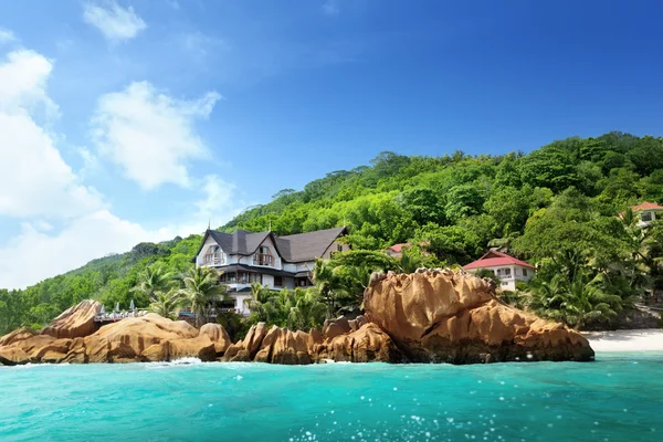 Hotel am tropischen Strand, la digue, Seychellen — Stockfoto