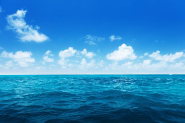 Mükemmel gökyüzü ve Hint okyanusunun suyu