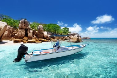 sürat teknesi sahilde coco Island, Seyşel Adaları