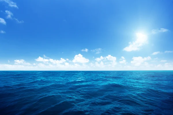 Doskonałe niebo i woda Oceanu Indyjskiego — Zdjęcie stockowe