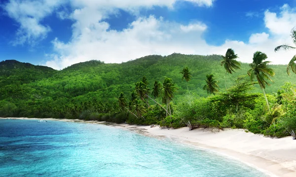 Playa al atardecer en la isla de Mahe, Seychelles — Foto de Stock