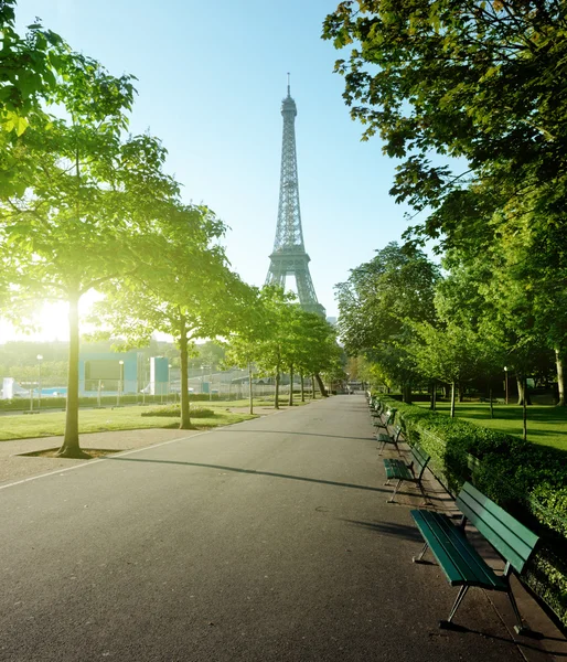 Zonnige ochtend en Eiffeltoren, Parijs, Frankrijk — Stockfoto