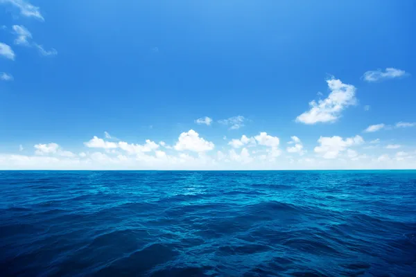 Céu perfeito e água do oceano indiano — Fotografia de Stock