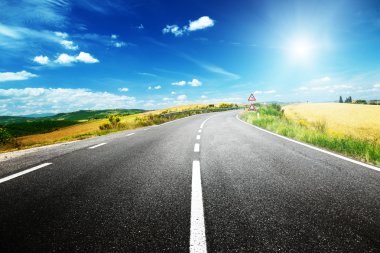 Toskana İtalya 'da asfalt yol
